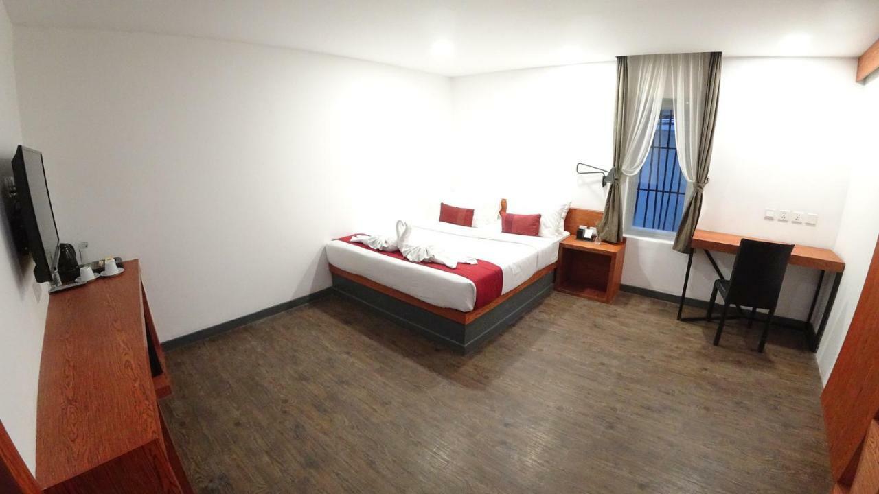Hotel Records Пном Пен Екстериор снимка