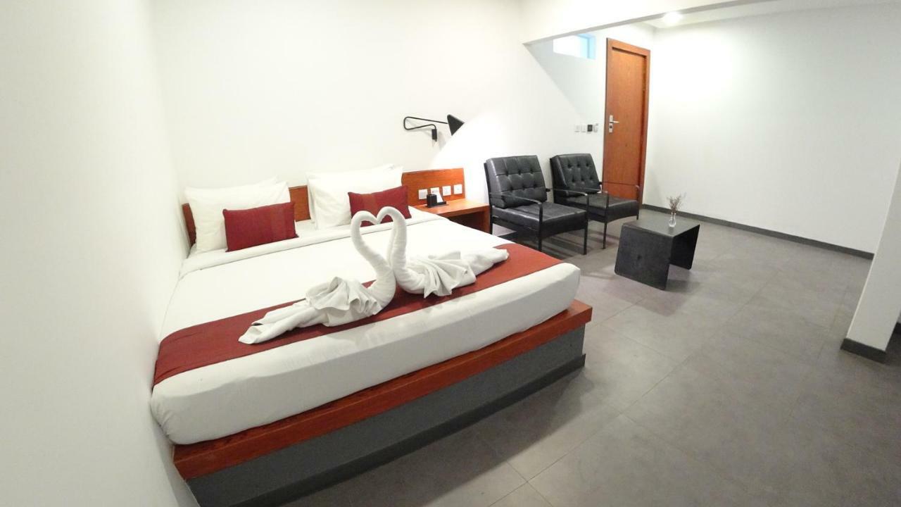 Hotel Records Пном Пен Екстериор снимка